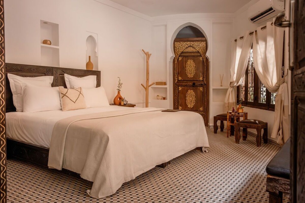 Double or Twin Room, Private Bathroom (Yan) | Premium bedding, memory foam beds, WiFi (free), individually decorated