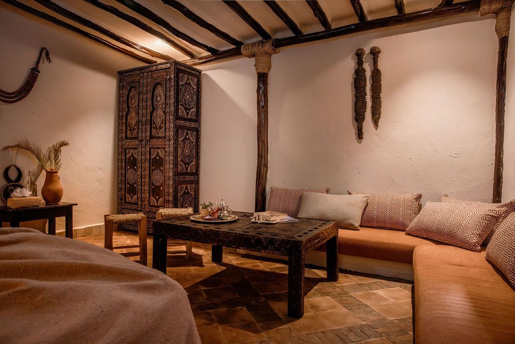 Une pièce chaleureuse avec un meuble en bois, un canapé et une table basse.