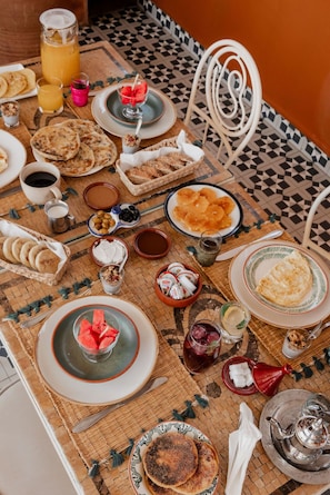 Una mesa de desayuno con diversos platos y bebidas.