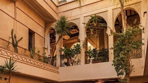 A courtyard with a pool, lounge chairs, and potted plants. - Les Sources Berbères Riad & Spa (Marrakech)