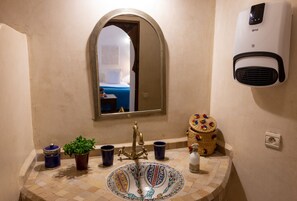 Doppel- oder Zweibettzimmer, eigenes Bad (Agerzam) | Badezimmer
