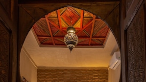 A traditional room with a bed, a patterned rug, and a wooden ceiling. - Les Sources Berbères Riad & Spa (Marrakech)