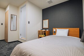 Premium eenpersoonskamer, niet-roken | Een bureau, een laptopwerkplek, een strijkplank/strijkijzer, gratis wifi