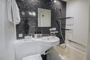 Kamar Double Premium, Bebas Asap Rokok | Kamar mandi | Kombinasi shower/bathtub, bathtub besar,  dan perlengkapan mandi gratis