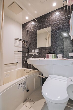 Premium eenpersoonskamer, niet-roken | Badkamer | Een bad/douchecombinatie, een diep bad, gratis toiletartikelen