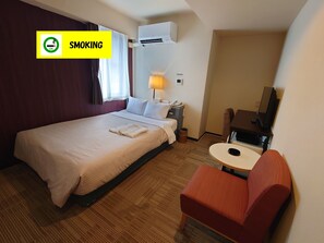 Habitación doble, para fumadores | Escritorio y espacio para trabajar con laptop 