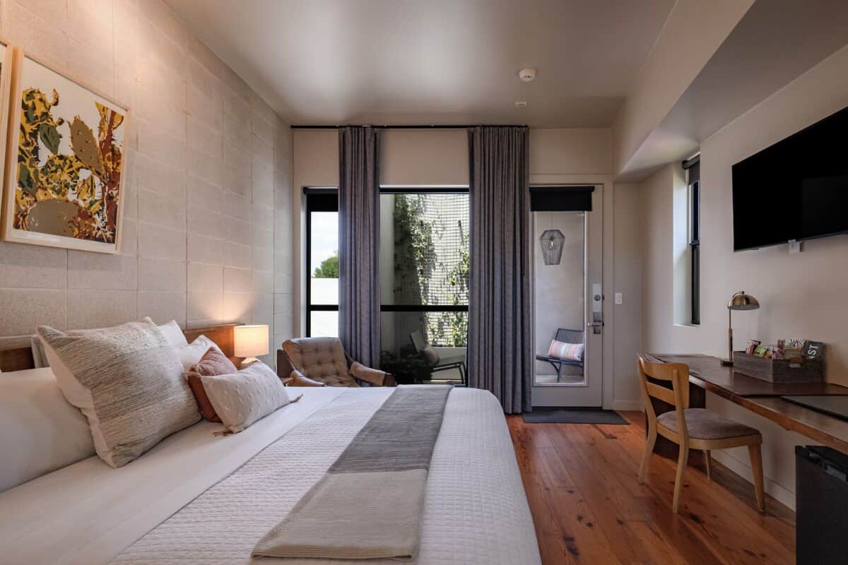 Chambre Double « Premier », 1 très grand lit, patio, côté cour intérieure