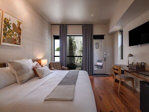 Premier Double Room, 1 King Bed, Patio, Bathtub, Courtyard Area | Premium bedding, pillowtop beds, free minibar items, in-room safe - Heywood Hotel (Austin)