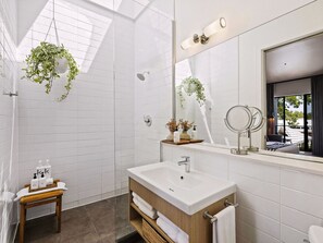Premier-Doppelzimmer, 1 Queen-Bett, Balkon, zum Innenhof hin | Badezimmer | Designer-Toilettenartikel, Haartrockner, Bademäntel, Handtücher