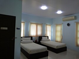 标准双人房或双床房 | 办公桌、免费 WiFi、床单