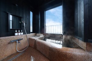 離れ　雪タイプ | バスルーム | シャワー付き浴槽、深めの浴槽、バスアメニティ (無料)、ヘアドライヤー