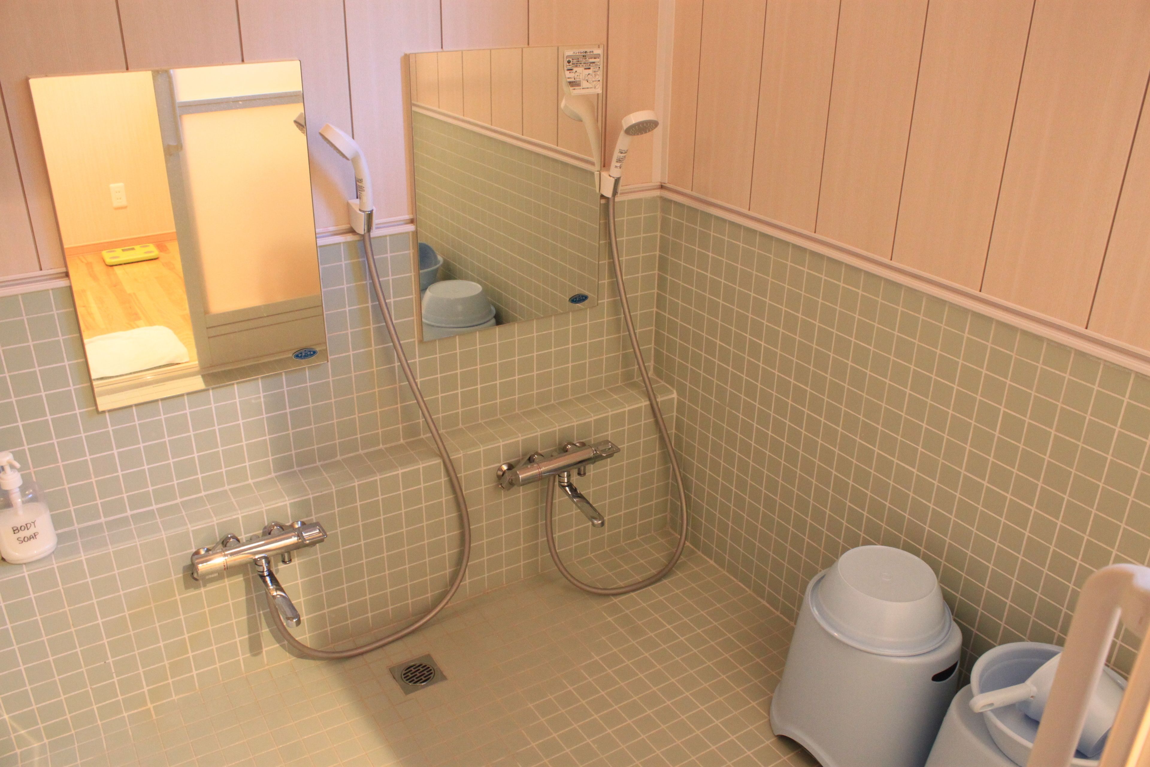 Une salle de bain avec douche, toilettes et lavabo.