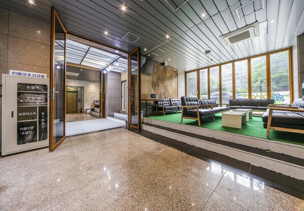 Lobby sitting area - Hotel Arozo (Seoul)