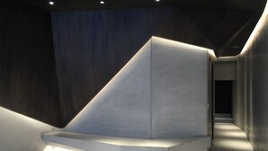 A modern interior with a geometric light fixture and a staircase. - Feliz Hotel Kenting (Hengchun)