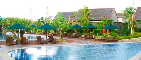 Kolam renang outdoor, dengan payung kolam renang dan kursi berjemur