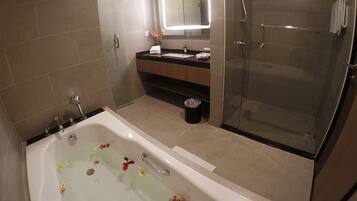 Suite Eksekutif | Kamar mandi | Perlengkapan mandi gratis, pengering rambut, sandal, dan kloset