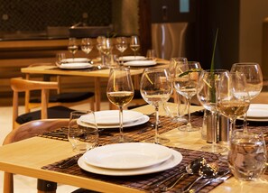 Se sirven desayunos, comidas, cenas y cocina local e internacional