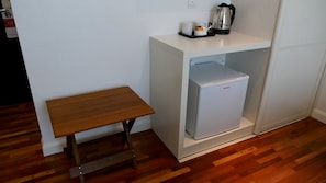 Minibar, két bảo mật tại phòng, bàn, bàn ủi/dụng cụ ủi quần áo 