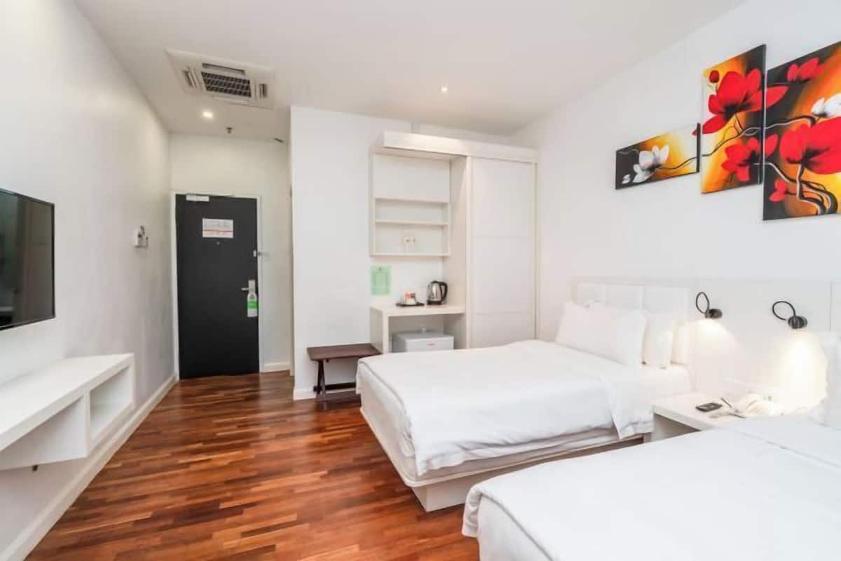 Minibar, in-room safe, desk, iron/ironing board