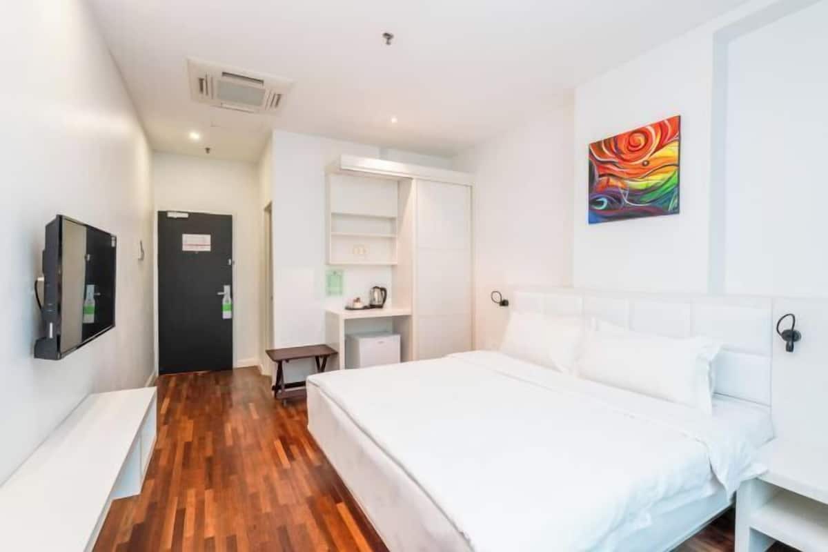 Minibar, in-room safe, desk, iron/ironing board