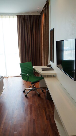 Minibar, in-room safe, desk, iron/ironing board