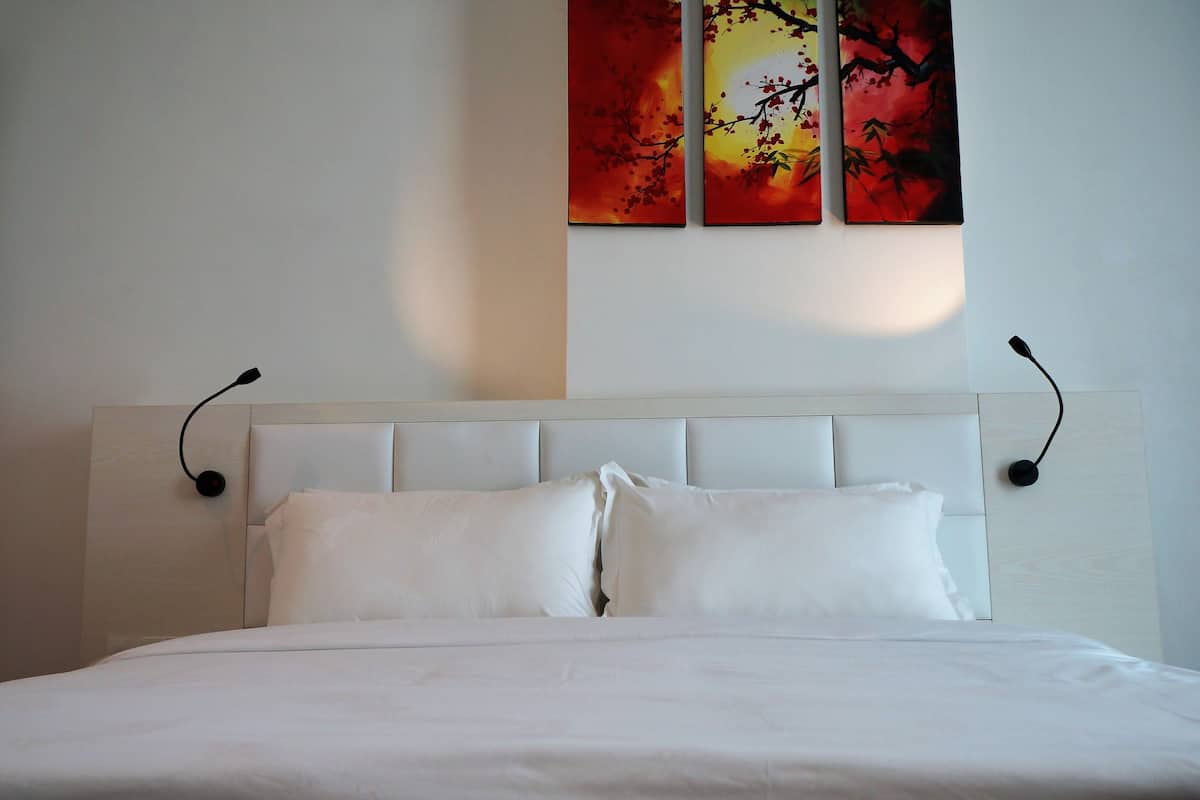 deluxe king | 1 bedroom, minibar, in-room safe, desk