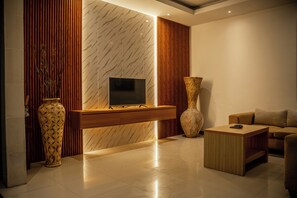 42-inch flat-screen TV with cable channels, TV - Kubu Manggala Villas Seminyak (Kerobokan)