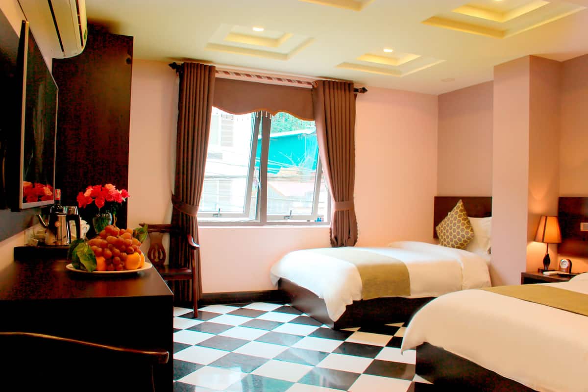 Family Suite | Minibar, in-room safe, desk, blackout drapes