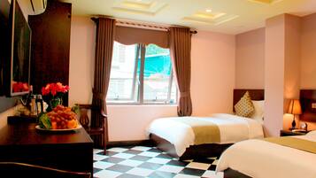 Family Suite | Minibar, in-room safe, desk, blackout drapes