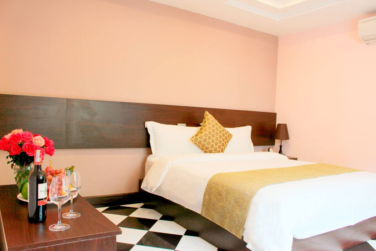 Superior Double Room | Minibar, in-room safe, desk, blackout drapes