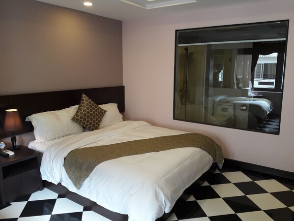 Superior dubbelrum | Minibar, värdeförvaringsskåp på rummet och skrivbord