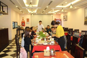 Se sirven desayunos, almuerzos y cenas; cocina vietnamita