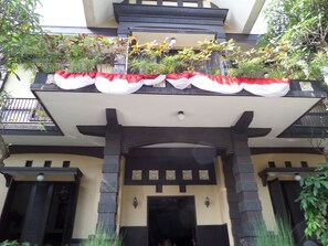 Front of property - De Clove Guest House (Malang)