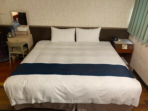 Escrivaninha, quartos à prova de som, Wi-Fi de cortesia, roupa de cama
