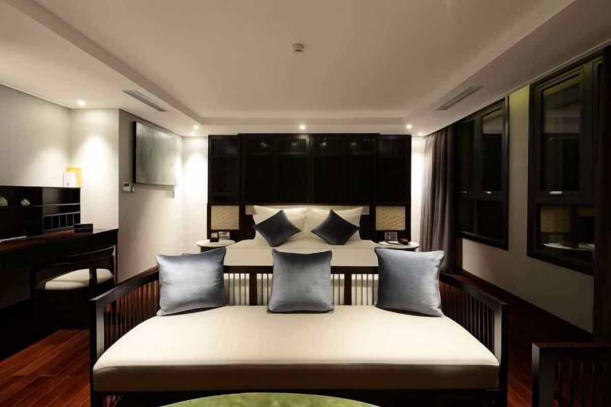 Ropa de cama de alta calidad, minibar, caja fuerte y escritorio