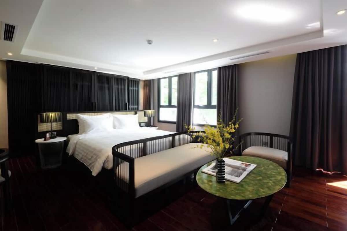 Premium bedding, minibar, in-room safe, desk