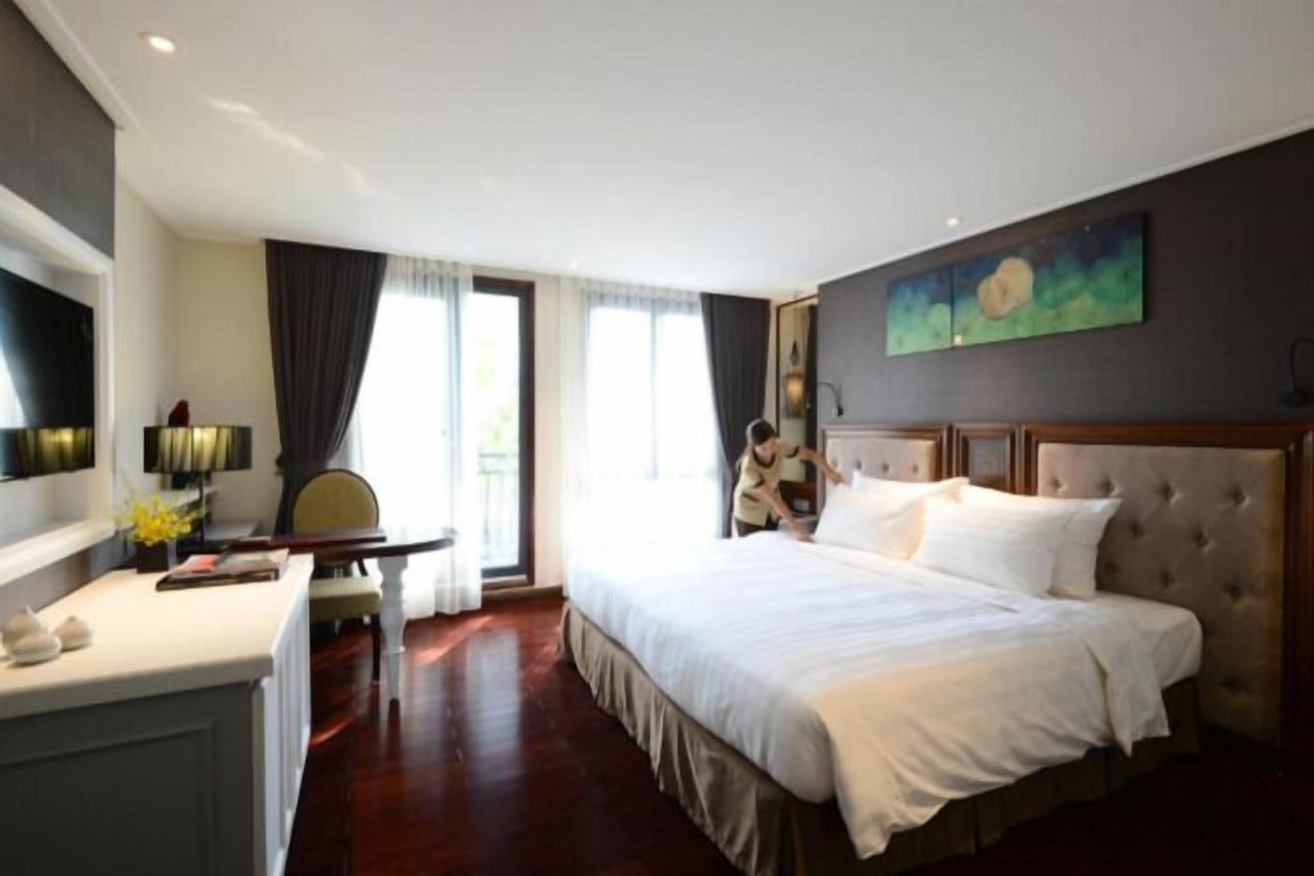 Premium bedding, minibar, in-room safe, desk