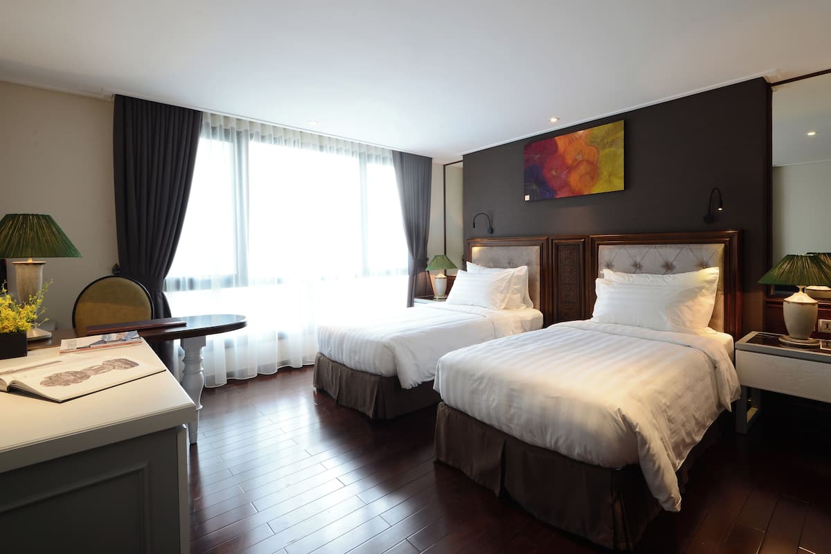 Ropa de cama de alta calidad, minibar, caja fuerte y escritorio