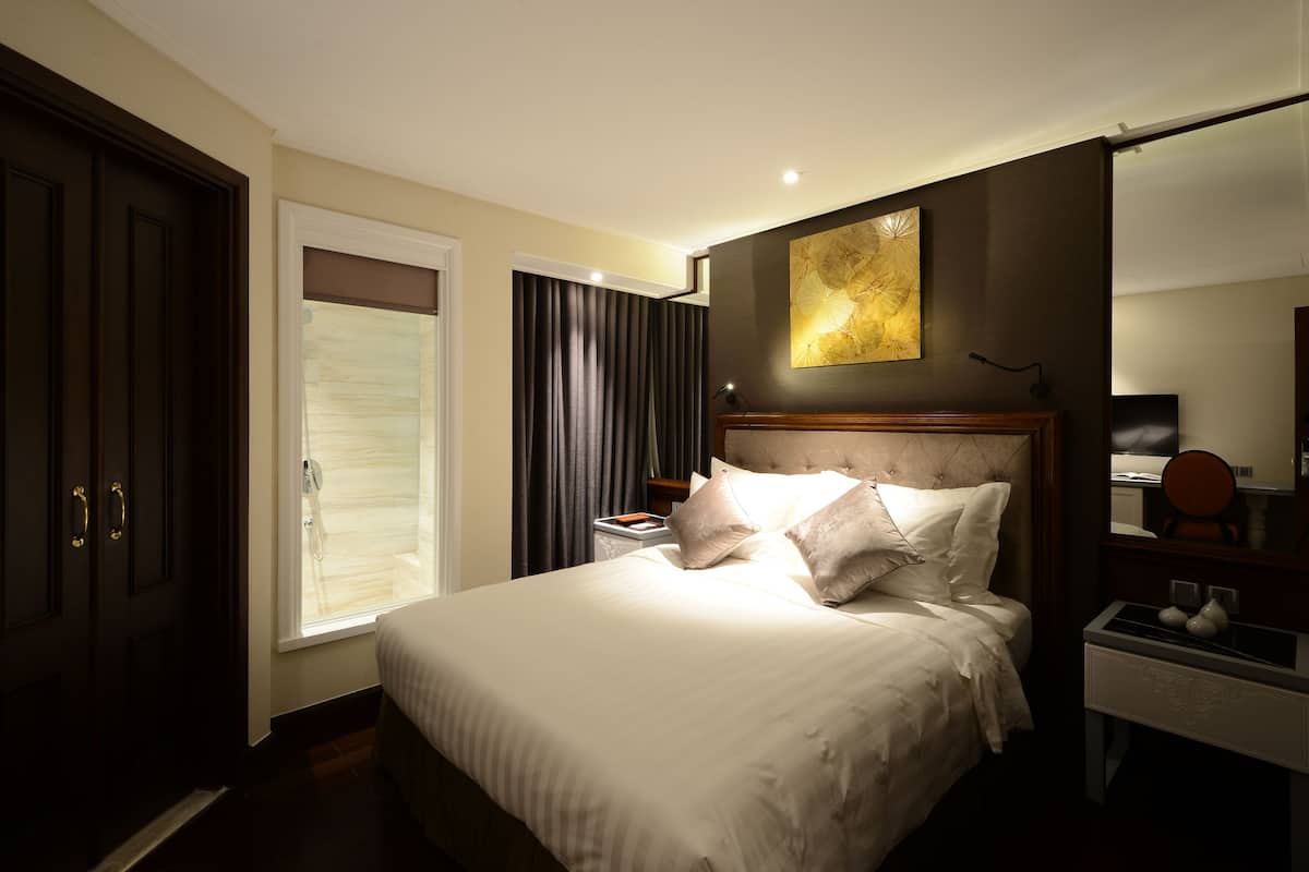Ropa de cama de alta calidad, minibar, caja fuerte y escritorio