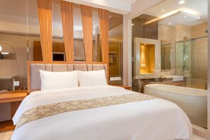 Minibar, in-room safe, desk, blackout curtains - Le Eminence Hotel Convention & Resort Ciloto - Puncak (Cipanas)
