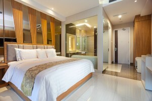 Frigobar, cofres nos quartos, escrivaninha, cortinas blackout