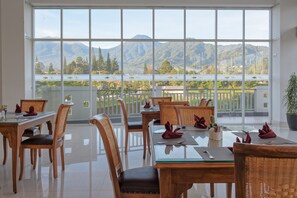 Aamiainen (190000 IDR per henkilö)