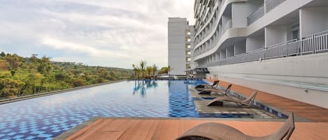 Una piscina al aire libre