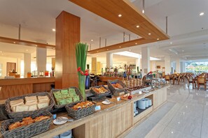 Daily cooked-to-order breakfast for a fee - Le Eminence Hotel Convention & Resort Ciloto - Puncak (Cipanas)