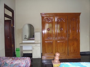 Chambre familiale, salle de bain privée | Bureau, accès au Wi-Fi (inclus)