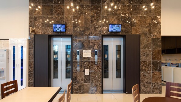 Lift - Toyoko Inn Chiba Makuhari (Chiba)