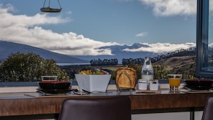 Une table de petit-déjeuner avec vue sur les montagnes et les nuages.