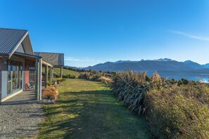 Property grounds - Loch Vista Lake View Villa Accommodation (Te Anau)