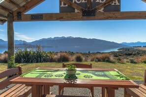 Outdoor dining - Loch Vista Lake View Villa Accommodation (Te Anau)