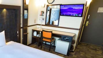 Desk, soundproofing, free WiFi, bed sheets